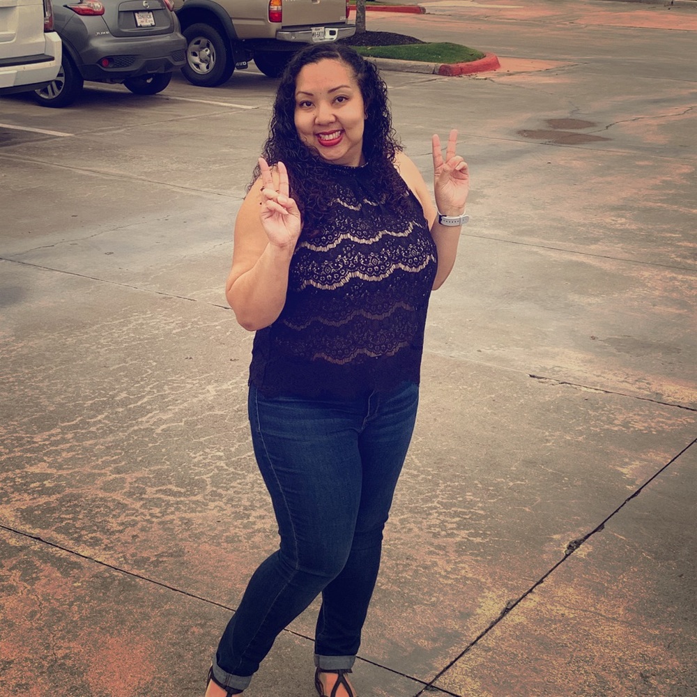 Meet your posher, Linda! 💛💛💛